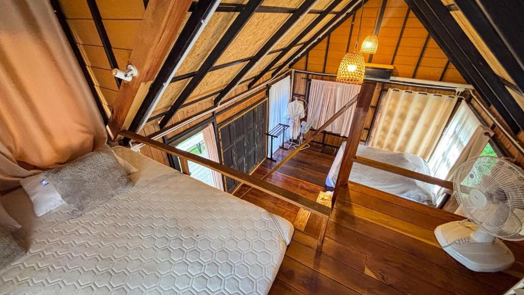 เตียงในห้องที่ DeeTorJai FarmStay Nan ดีต่อใจ ฟาร์มสเตย์ น่าน โดยเจ้าของ