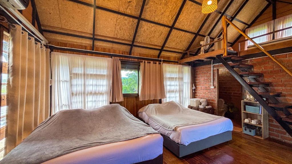 เตียงในห้องที่ DeeTorJai FarmStay Nan ดีต่อใจ ฟาร์มสเตย์ น่าน โดยเจ้าของ
