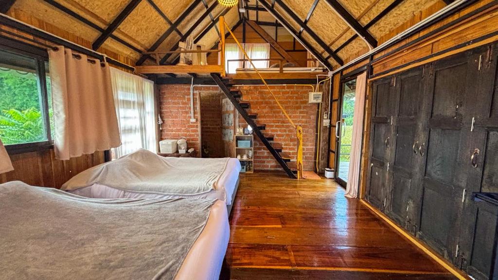 เตียงในห้องที่ DeeTorJai FarmStay Nan ดีต่อใจ ฟาร์มสเตย์ น่าน โดยเจ้าของ