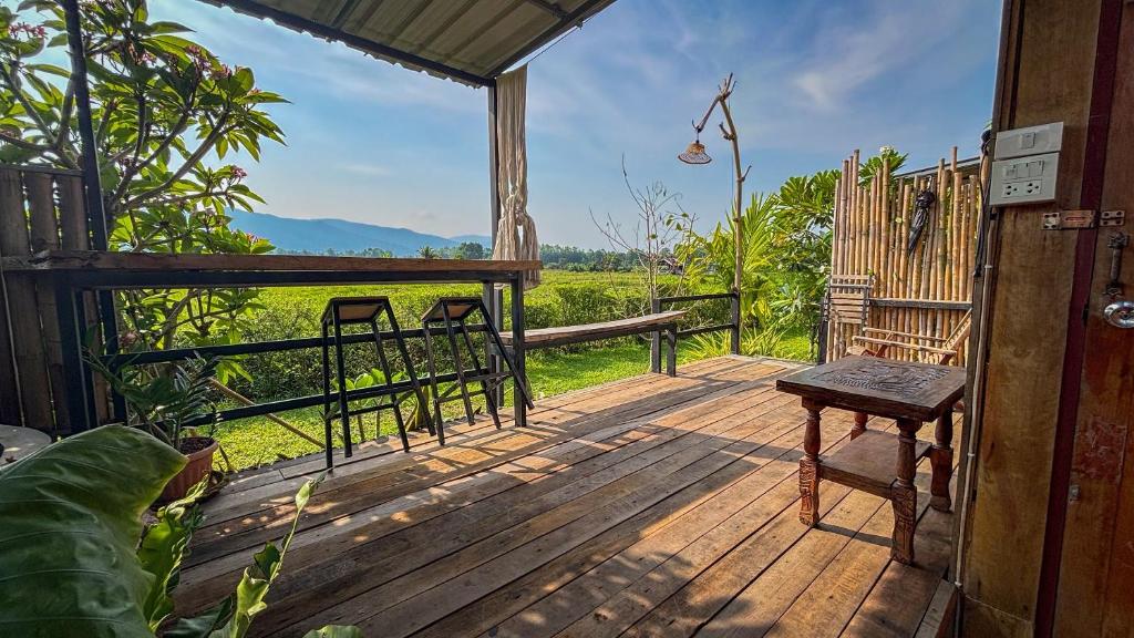 ระเบียงหรือลานระเบียงของ DeeTorJai FarmStay Nan ดีต่อใจ ฟาร์มสเตย์ น่าน โดยเจ้าของ