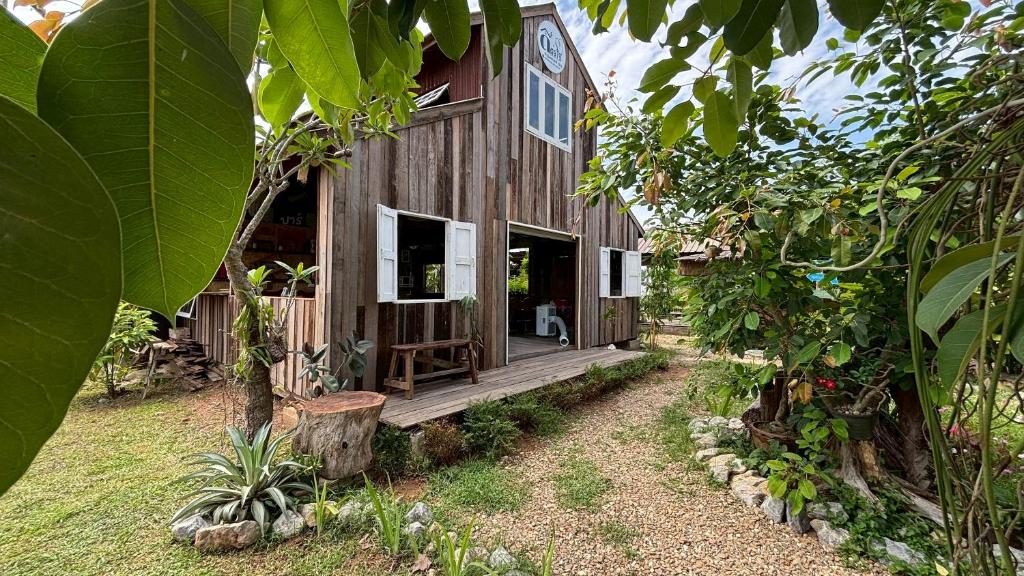 สวนหย่อมนอก DeeTorJai FarmStay Nan ดีต่อใจ ฟาร์มสเตย์ น่าน โดยเจ้าของ