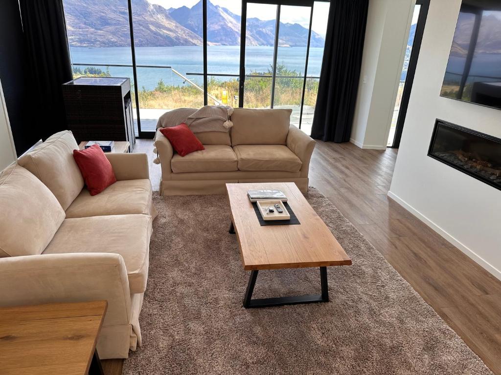 ein Wohnzimmer mit einer Couch und einem Couchtisch in der Unterkunft 1Queenstown - Stunning Lake and Mountain Views in Queenstown