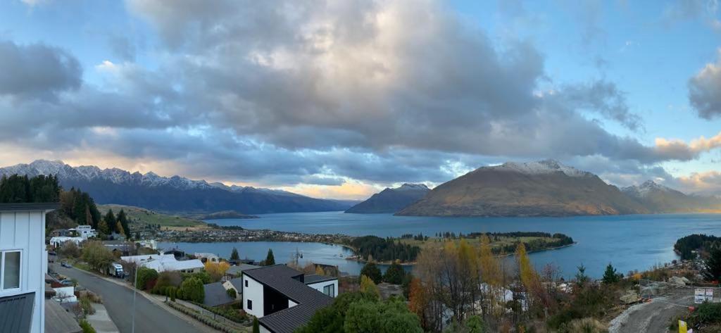 Blick auf einen See mit Bergen im Hintergrund in der Unterkunft 1Queenstown - Stunning Lake and Mountain Views in Queenstown