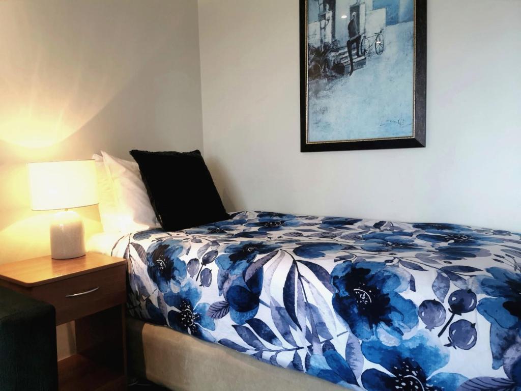 Postel nebo postele na pokoji v ubytování ASURE Ascot Motor Inn