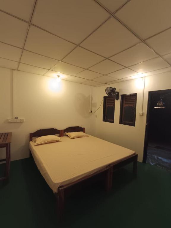 Postel nebo postele na pokoji v ubytování Seaside Inn Arugambay
