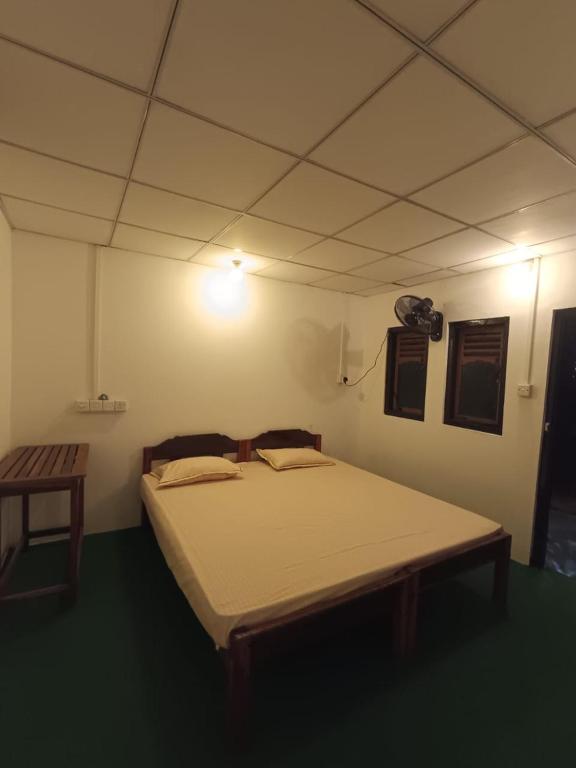 Postel nebo postele na pokoji v ubytování Seaside Inn Arugambay