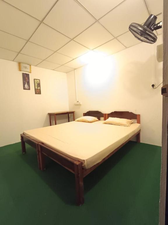 Postel nebo postele na pokoji v ubytování Seaside Inn Arugambay