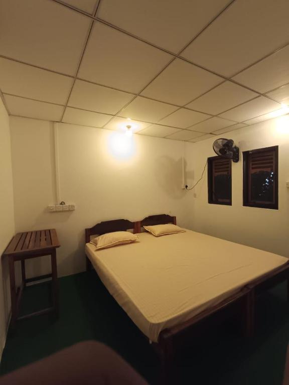Postel nebo postele na pokoji v ubytování Seaside Inn Arugambay
