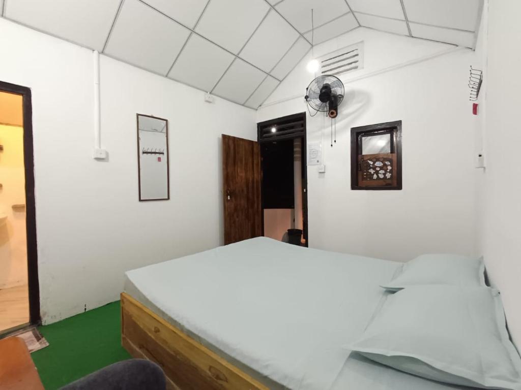 Postel nebo postele na pokoji v ubytování Seaside Inn Arugambay