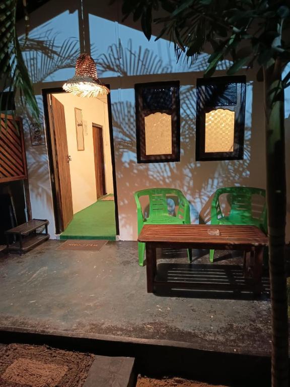 Patio nebo venkovní prostory v ubytování Seaside Inn Arugambay