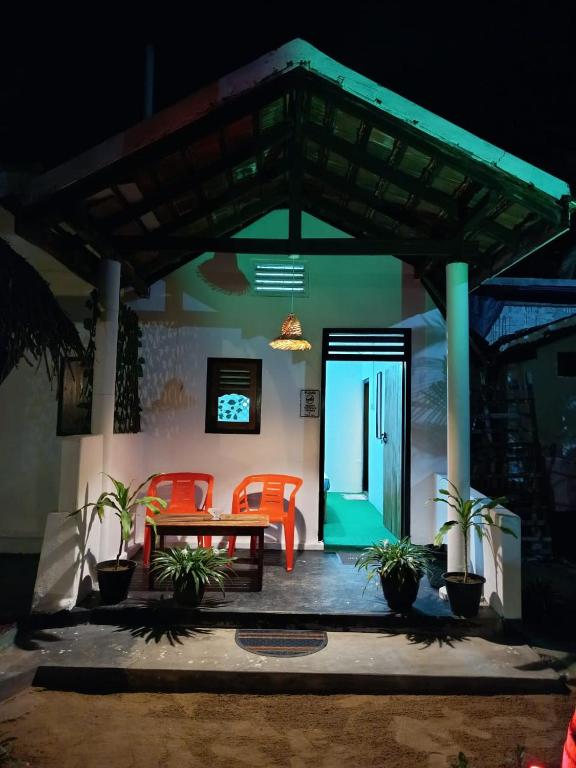 TV a/nebo společenská místnost v ubytování Seaside Inn Arugambay