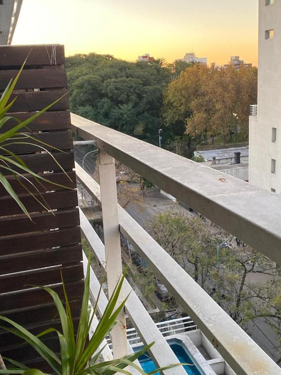 サラテにあるmonoambiente Horizonteの建物のバルコニーから建物の景色を望めます。