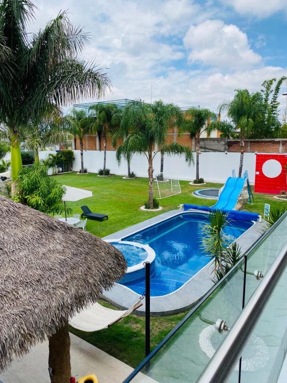 Bazén v ubytování Hotel Arcangeles nebo v jeho okolí