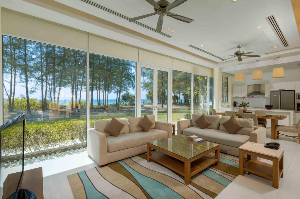 Posezení v ubytování Andaman Pool Villas ,Maikhao