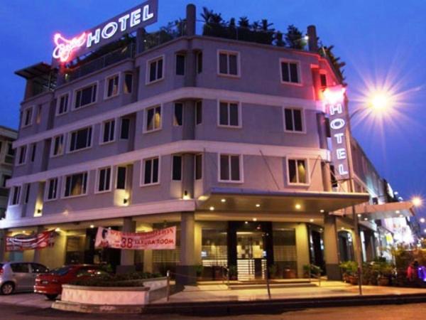 a purple building with a sign on top of it at Country Hotel in Klang