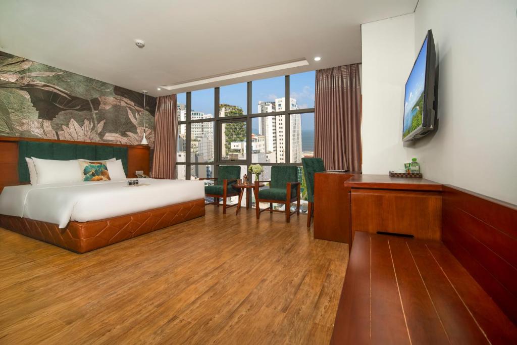 Postel nebo postele na pokoji v ubytování Pha Lê Hotel