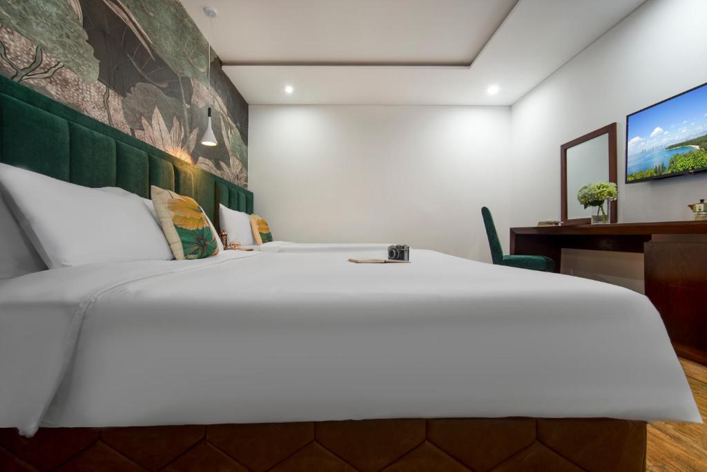 Postel nebo postele na pokoji v ubytování Pha Lê Hotel