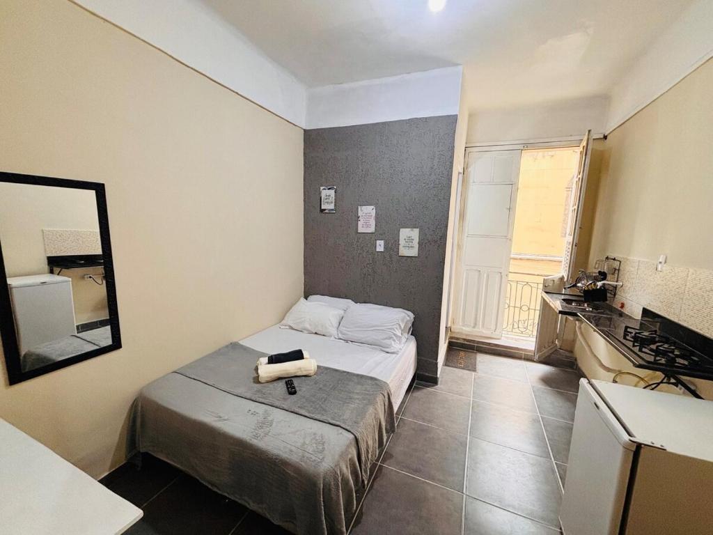 Una cama o camas en una habitación de Pequena Suíte Individual 106