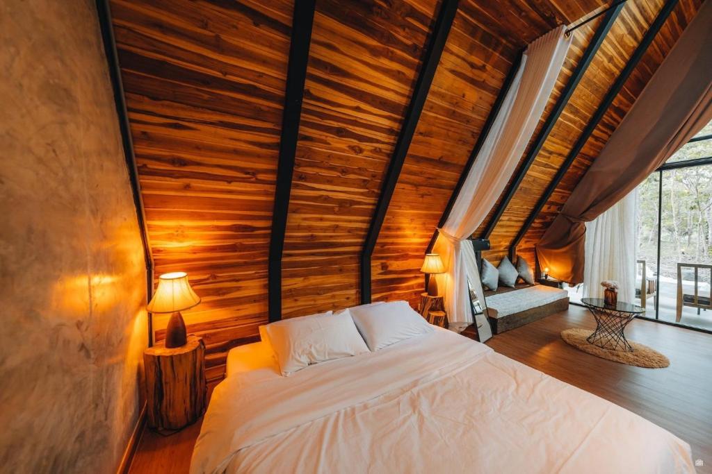 Postel nebo postele na pokoji v ubytování Issara Bar&House