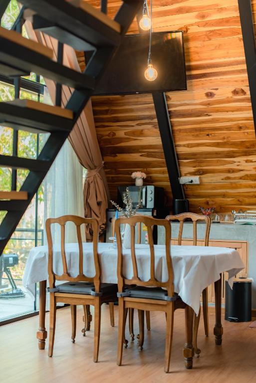 Fotografie z fotogalerie ubytování Issara Bar&House v destinaci Ko Larn