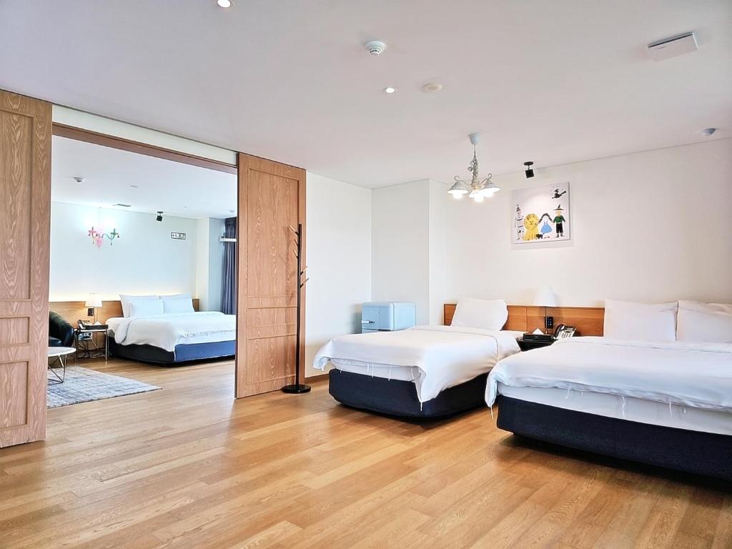 Postel nebo postele na pokoji v ubytování Suncheon Hotel Gite