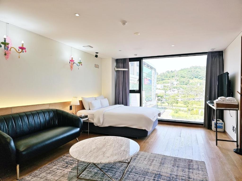 Postel nebo postele na pokoji v ubytování Suncheon Hotel Gite