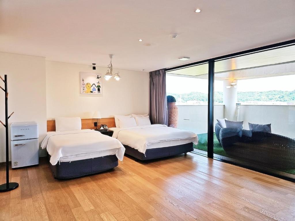Postel nebo postele na pokoji v ubytování Suncheon Hotel Gite