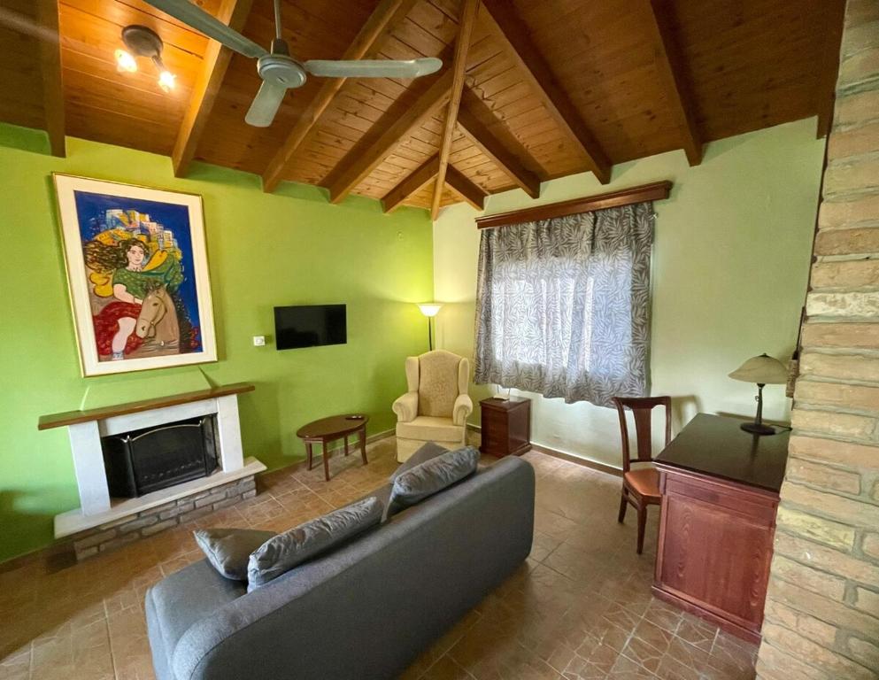 Μια τηλεόραση ή/και κέντρο ψυχαγωγίας στο Mimosa Garden Villa 1