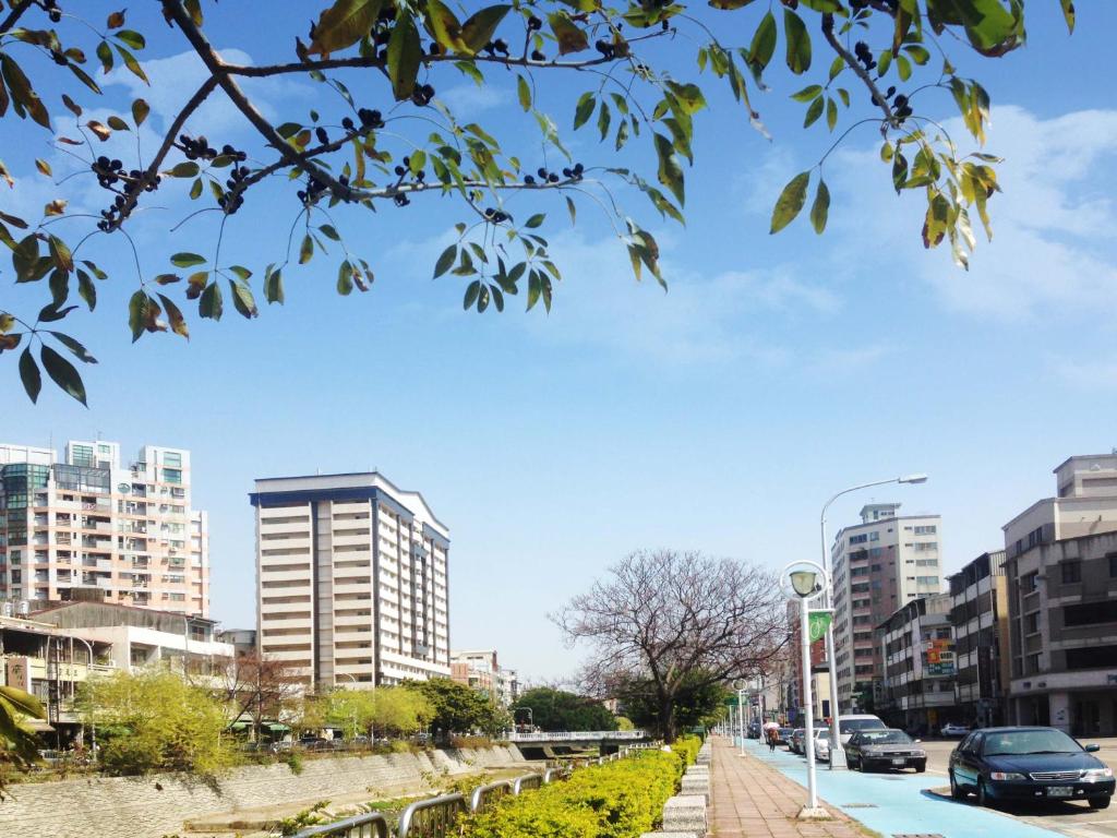 eine Straße in einer Stadt mit hohen Gebäuden in der Unterkunft Aeris International Hotel in Taichung