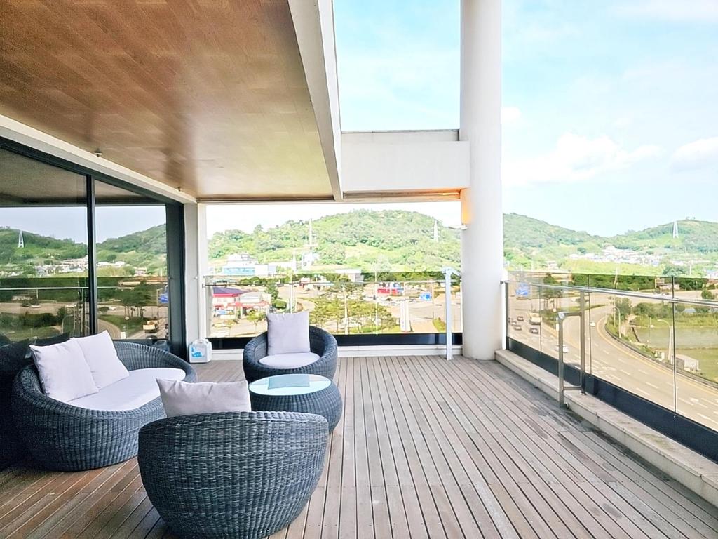 Nespecifikovaný výhled na hory nebo výhled na hory při pohledu z hotelu