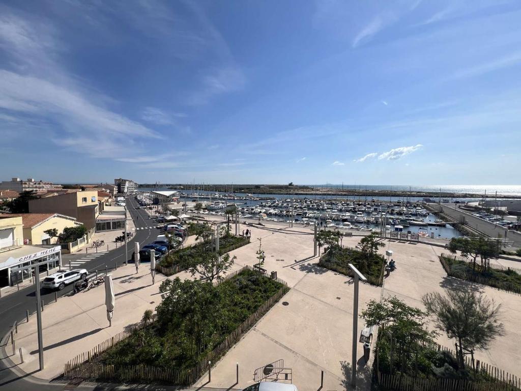 Vous bénéficierez d'une vue sur la ville et d'un parking. dans l'établissement Studio cabine, vue port, 4 pers, à 100m de la plage - FR-1-701-95, à Valras-Plage