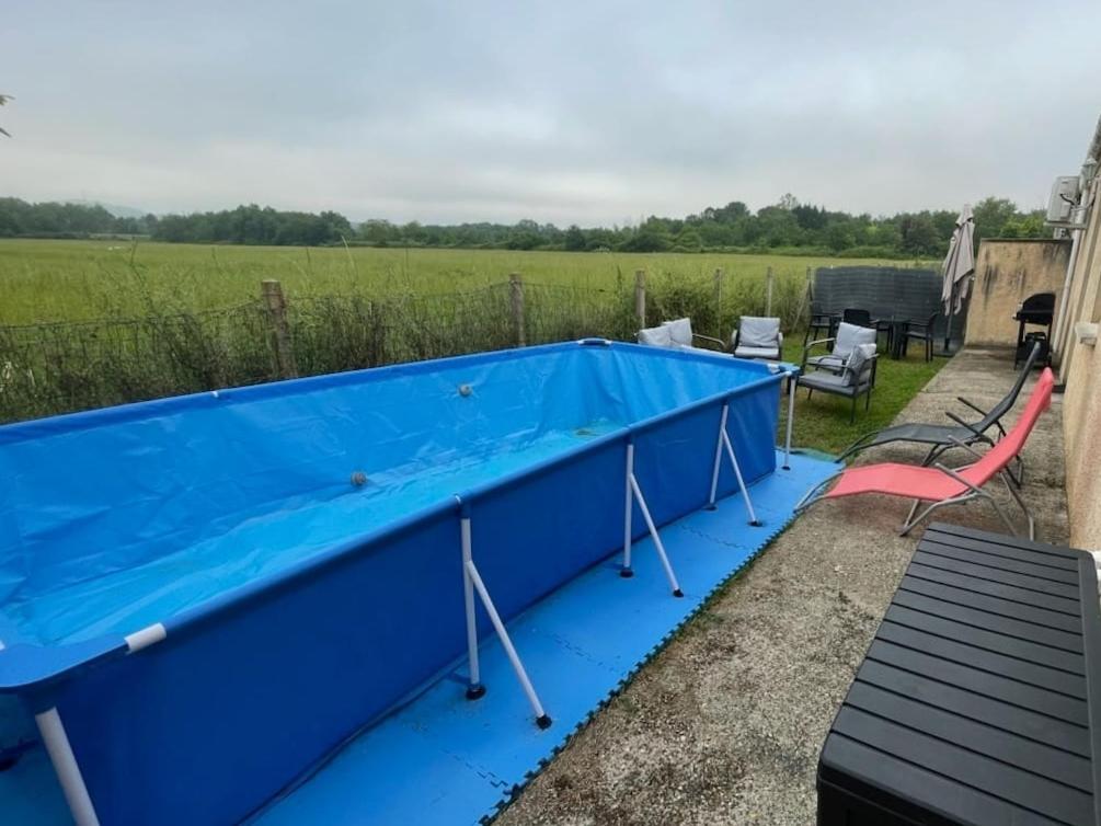 une piscine bleue sur le toit d'une maison dans l'établissement Maison Piscine 