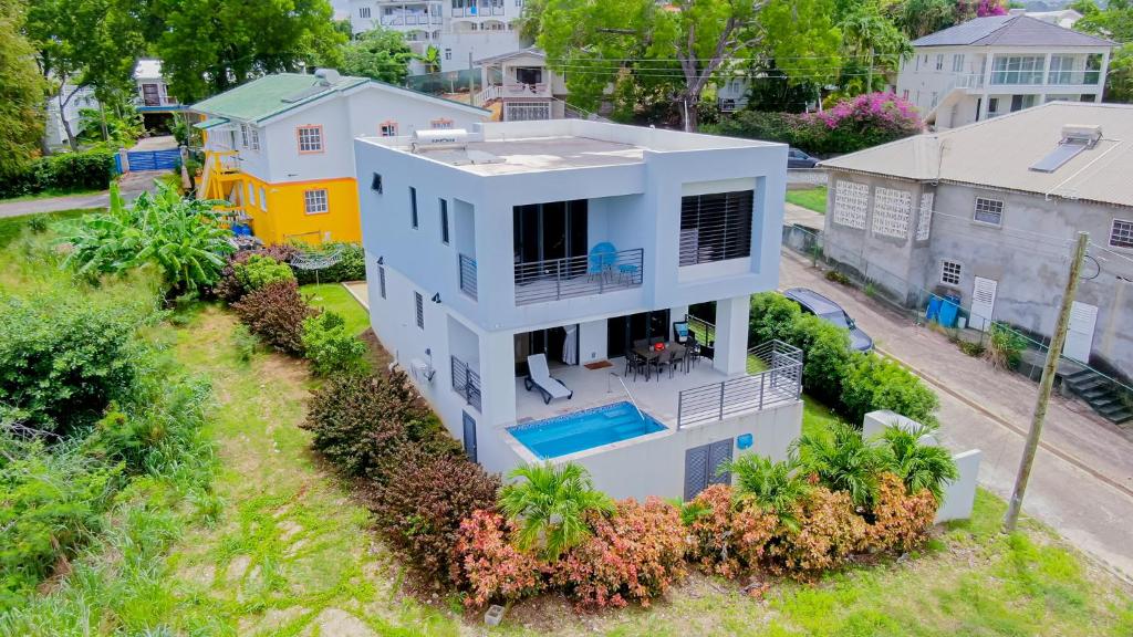 - une vue aérienne sur une maison blanche dans l'établissement the views by DanTopia villa, à Saint James