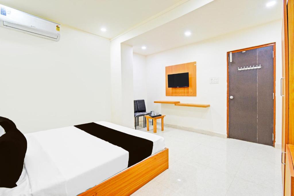 TV a/nebo společenská místnost v ubytování Super Townhouse OAK Santosh Nagar Hyderabad