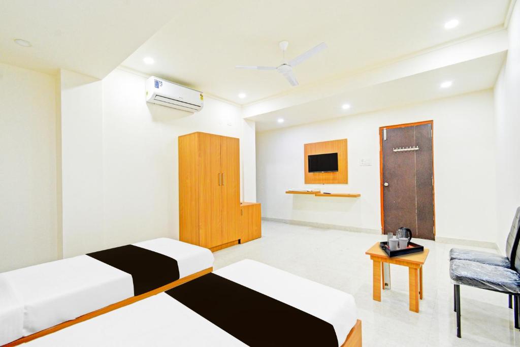 TV a/nebo společenská místnost v ubytování Super Townhouse OAK Santosh Nagar Hyderabad