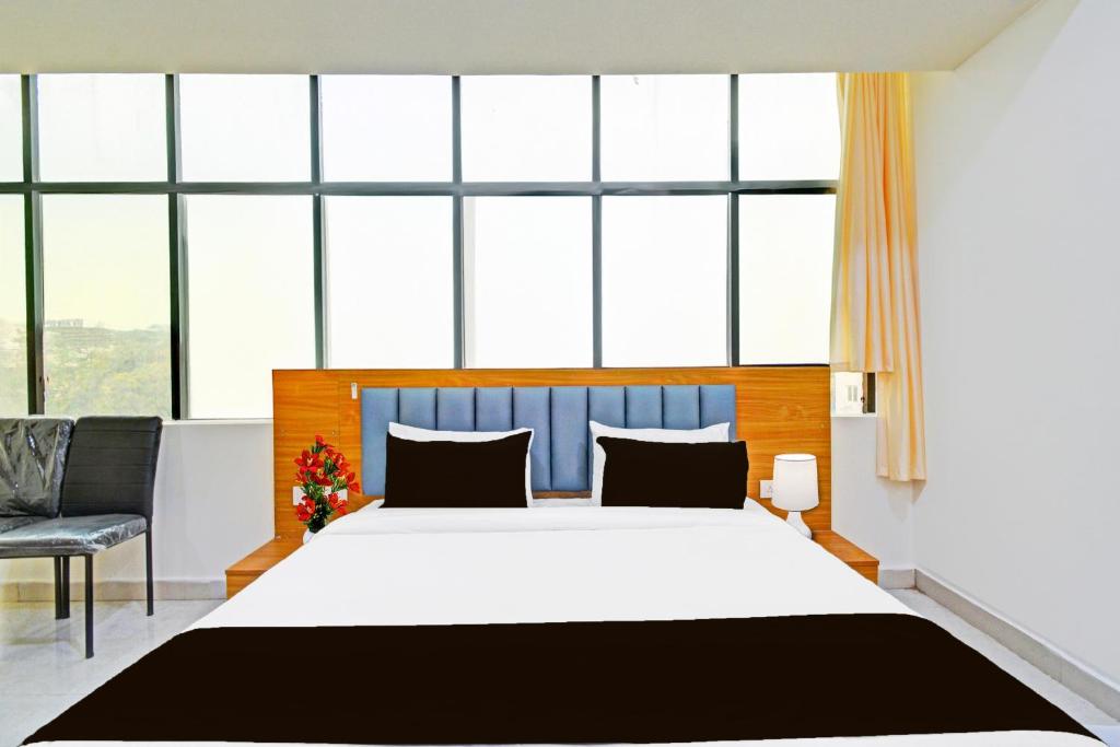 Postel nebo postele na pokoji v ubytování Super Townhouse OAK Santosh Nagar Hyderabad