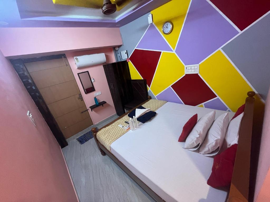 Postel nebo postele na pokoji v ubytování PANMOZHI RESIDENCY