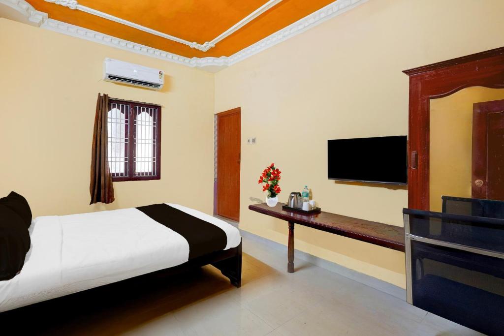 TV a/nebo společenská místnost v ubytování Super Hotel O Nemeli Road Sriram Nagar