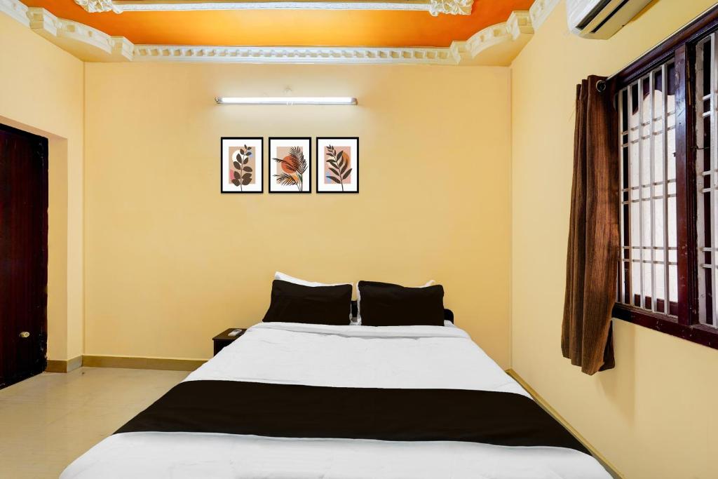 Postel nebo postele na pokoji v ubytování Super Hotel O Nemeli Road Sriram Nagar