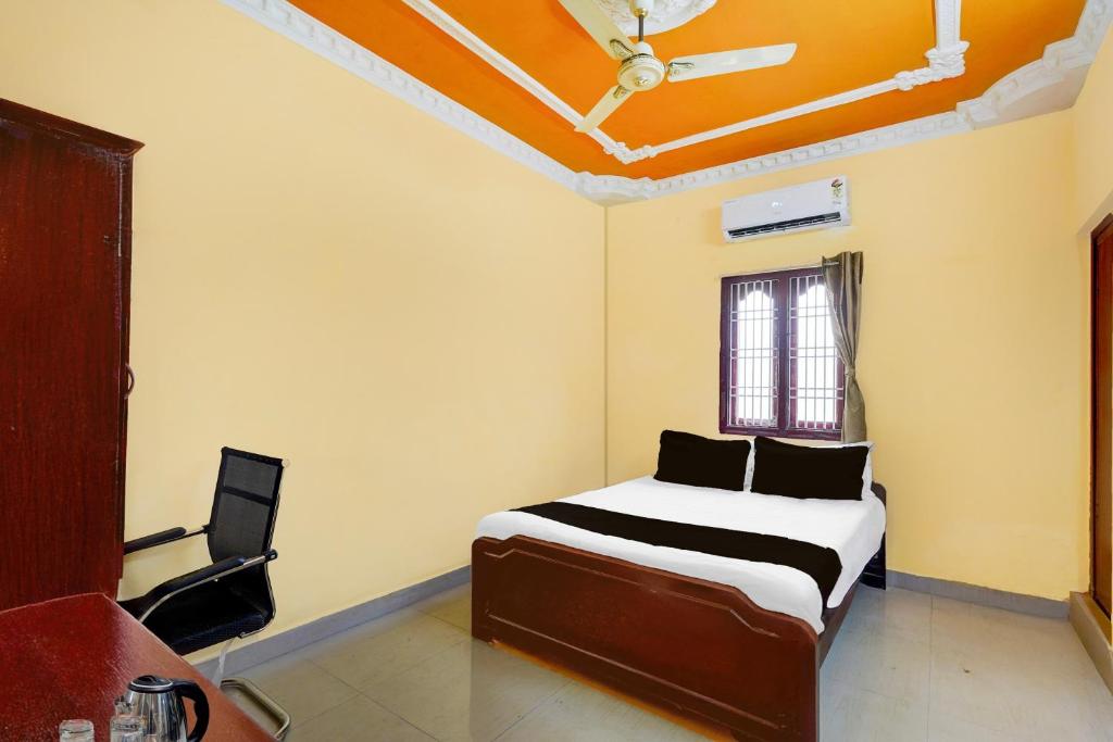 Postel nebo postele na pokoji v ubytování Super Hotel O Nemeli Road Sriram Nagar