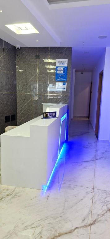 una stanza vuota con luci blu su un bancone di Pepper coast suites a Cochin