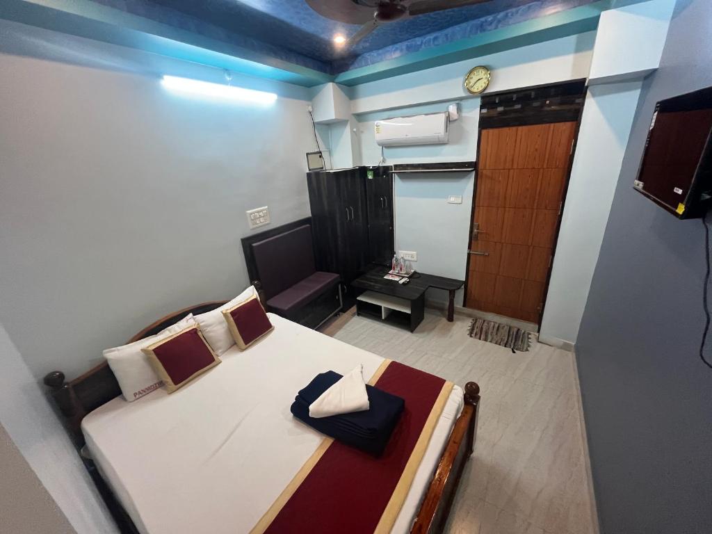 Postel nebo postele na pokoji v ubytování PANMOZHI RESIDENCY