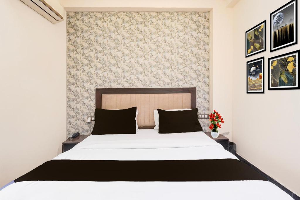 Postel nebo postele na pokoji v ubytování Super Collection O Sector 108 Noida