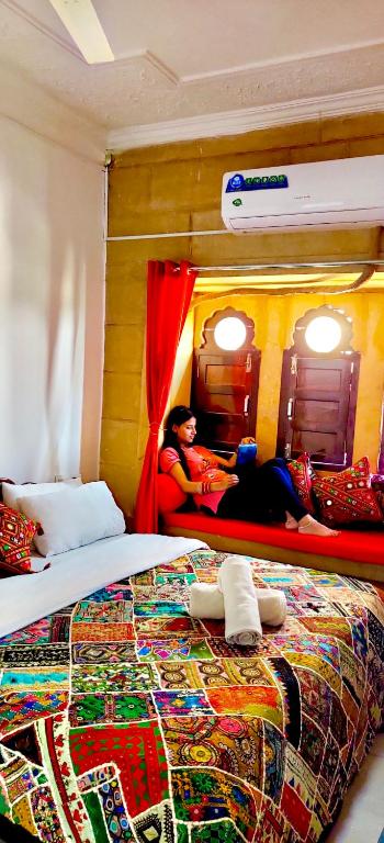 Postel nebo postele na pokoji v ubytování Music city homestay Jaisalmer