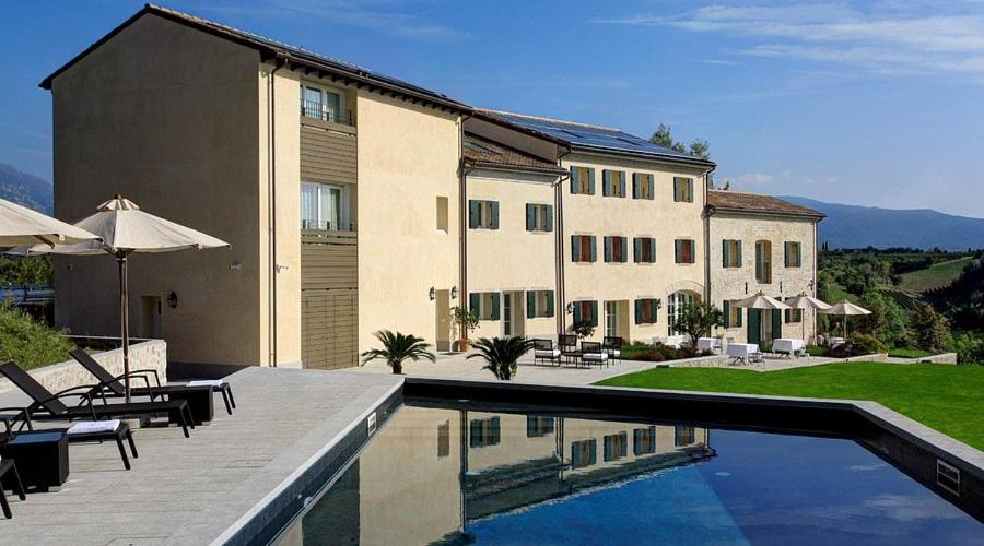 Una casa grande con piscina delante de ella. en Colonìa Resort & SPA, 