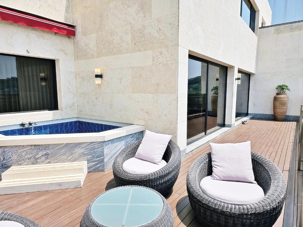 Bazén v ubytování Suncheon Hotel Gite nebo v jeho okolí