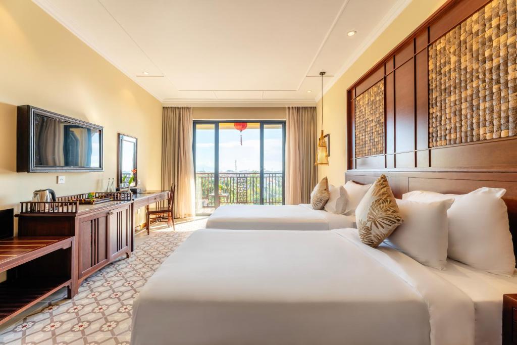 Deluxe Pool View with Balcony