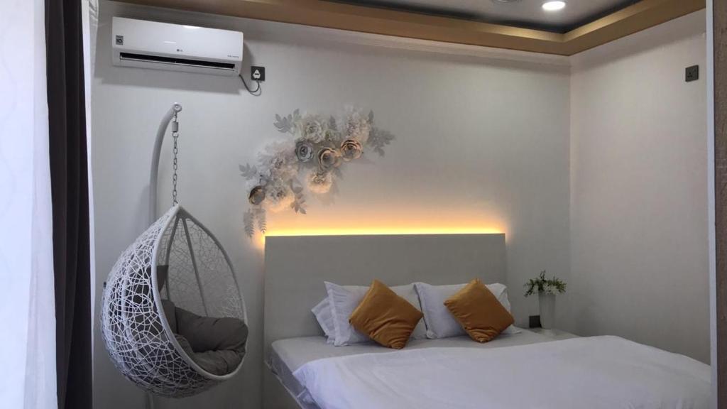 una camera con letto e altalena di Manaam Residence a Hoarafushi