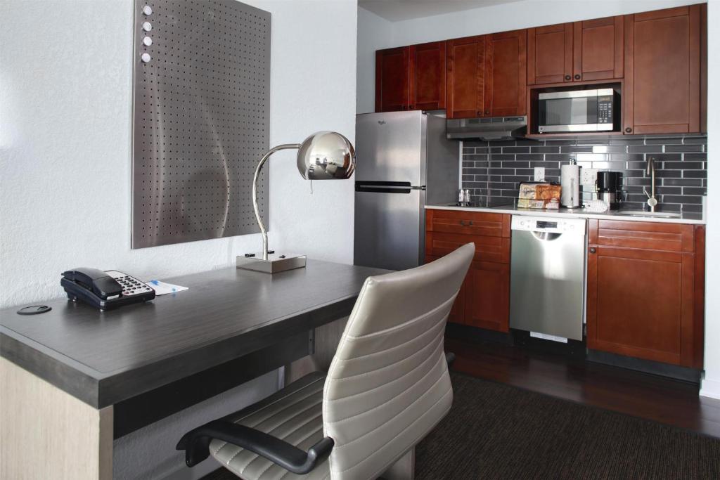 Kuchyň nebo kuchyňský kout v ubytování Hyatt House Branchburg - Bridgewater