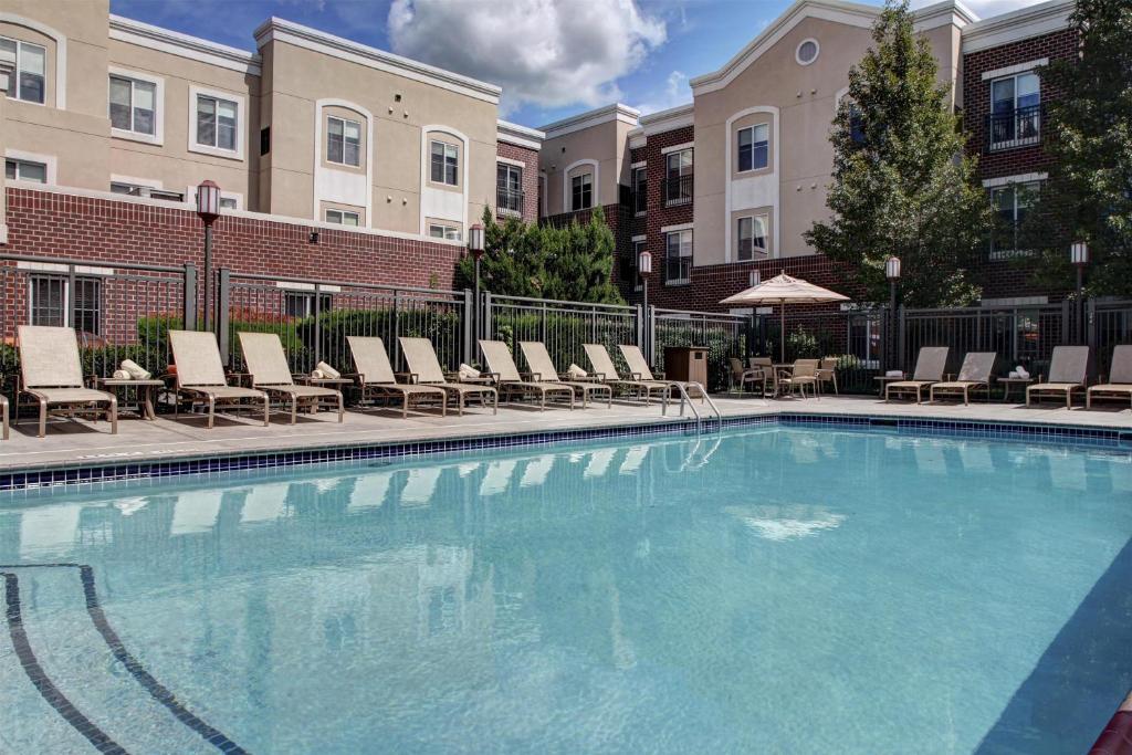 Bazén v ubytování Hyatt House Branchburg - Bridgewater nebo v jeho okolí